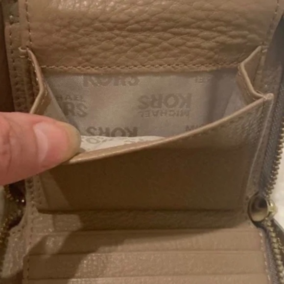 ♦️♦️Michael Kors Zippy Pebble Leather Wallet - Picture 3 of 4